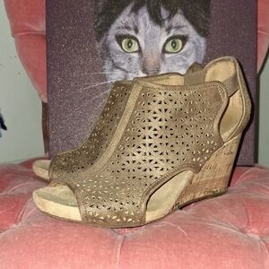 Life Stride Tan Wedge Shoes with Peep-Toe Design